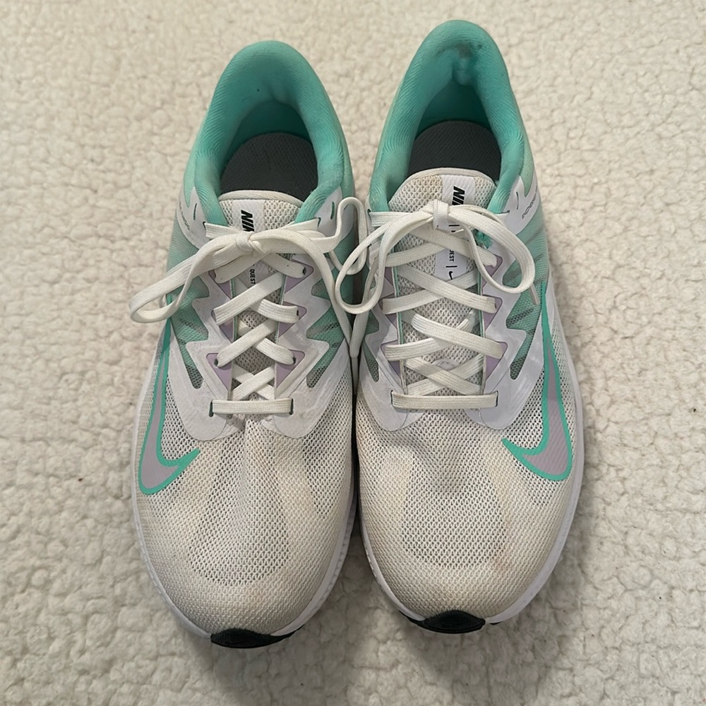 Nike quest running shoes mint green and White Womens 7.5 spring sneaker